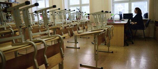 Преподаватель в пустом учебном классе школы Преподаватель в пустом учебном классе школы - Sputnik Узбекистан