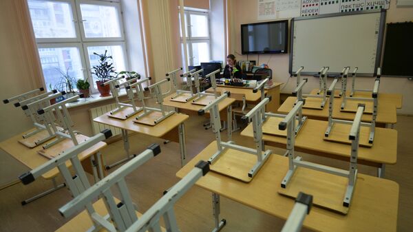Преподаватель в пустом учебном классе школы - Sputnik Узбекистан