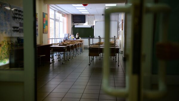 Учительница начальных классов проверяет школьные тетради во время карантина - Sputnik Узбекистан