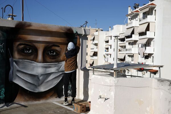 Греческий художник S.F. рисует граффити на тему коронавируса в Афинах - Sputnik Узбекистан