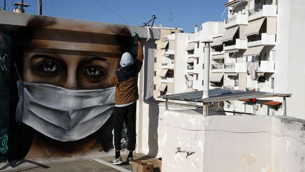 Греческий художник S.F. рисует граффити на тему коронавируса в Афинах - Sputnik Ўзбекистон