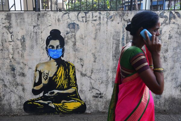 Будда в защитной маске на граффити в Мумбае - Sputnik Узбекистан