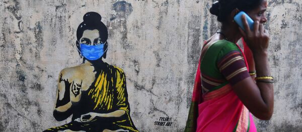 Будда в защитной маске на граффити в Мумбае - Sputnik Ўзбекистон