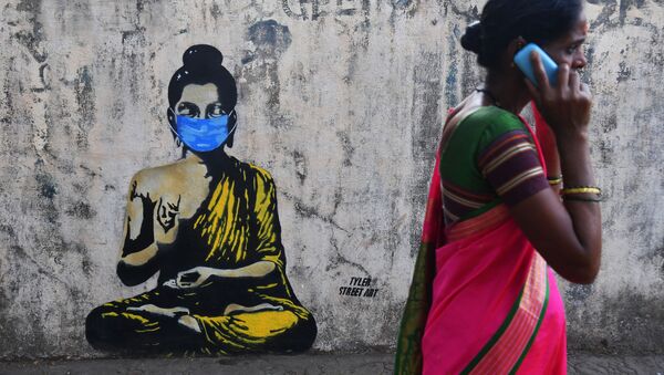 Будда в защитной маске на граффити в Мумбае - Sputnik Ўзбекистон