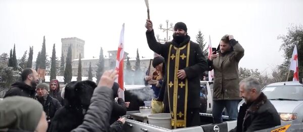 Церковь против коронавируса: священники на внедорожниках освятили улицы Тбилиси - Sputnik Узбекистан
