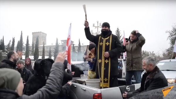 Церковь против коронавируса: священники на внедорожниках освятили улицы Тбилиси - Sputnik Узбекистан