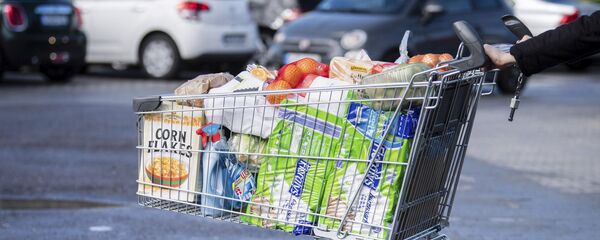 Покупатель с тележкой, наполненной продуктами в супермаркете в Германии - Sputnik Ўзбекистон