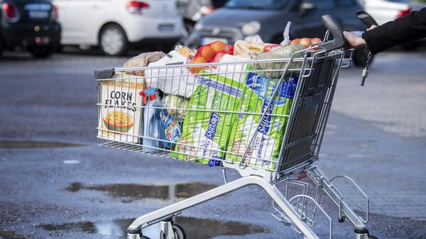 Покупатель с тележкой, наполненной продуктами в супермаркете в Германии - Sputnik Ўзбекистон
