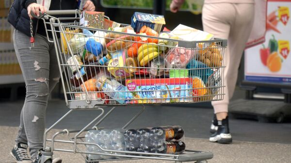 Покупатель с тележкой, наполненной продуктами в супермаркете в Австрии  - Sputnik Ўзбекистон