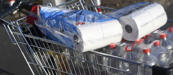 Туалетная бумага в тележке покупателя в супермаркете Дортмунда - Sputnik Узбекистан