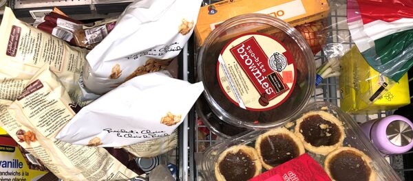 Корзина с продуктами в канадском супермаркете Корзина с продуктами в канадском супермаркете - Sputnik Узбекистан