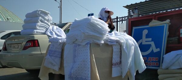 Марля - одни из самых продаваемых товаров. Многие сами шьют из нее маски, выбирая удобную для себя толщину - Sputnik Узбекистан