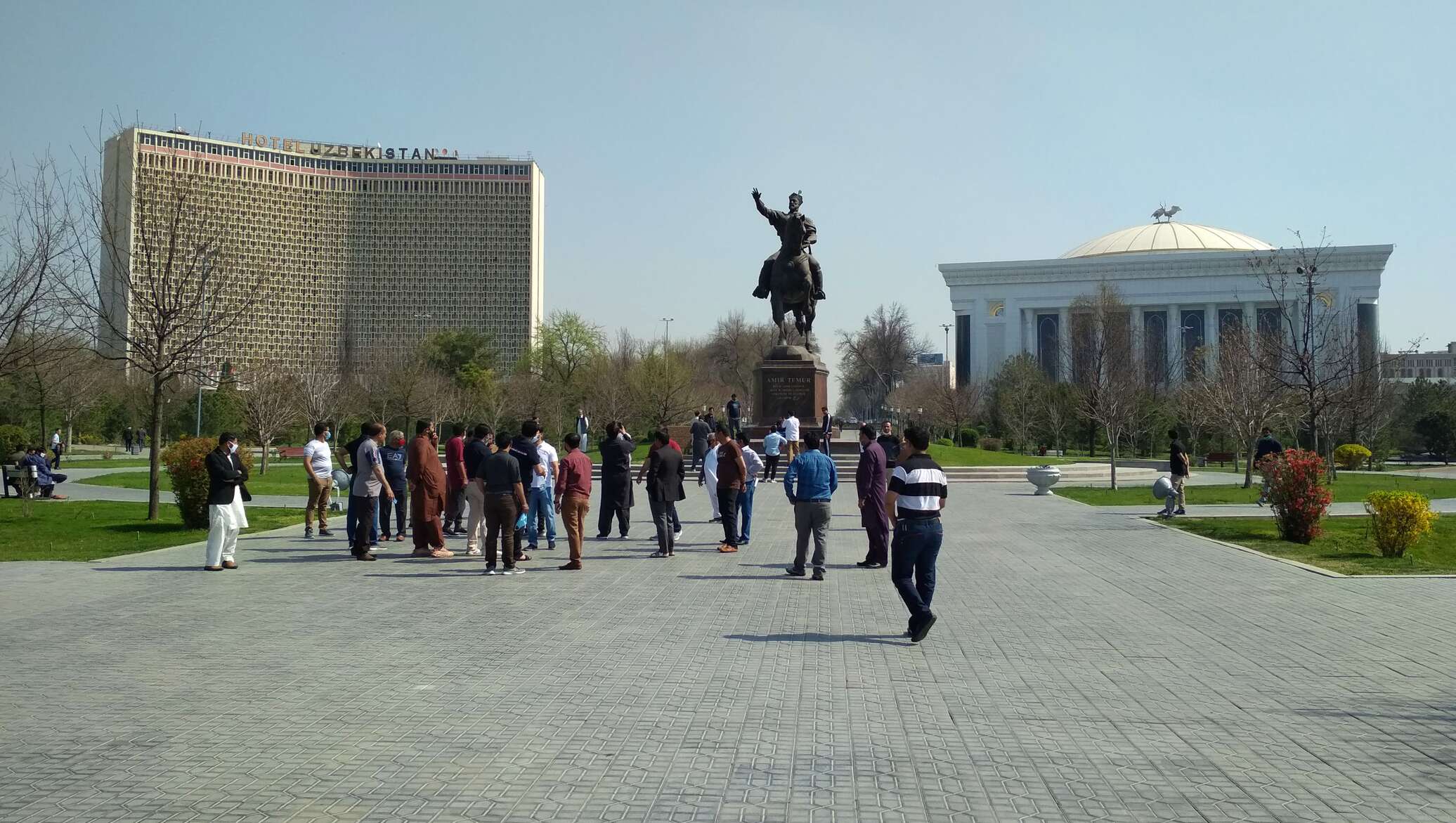 Какой сегодня ташкент. Сквер Амира Темура Ташкент. Памятник Амира Темура в Ташкенте. Сквер Амира Темура 2009. Улица Амира Темура Ташкент 2021.