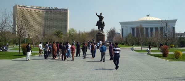 Толпа_туристов_у_памятника_Амиру_Темуру_Сквер - Sputnik Ўзбекистон