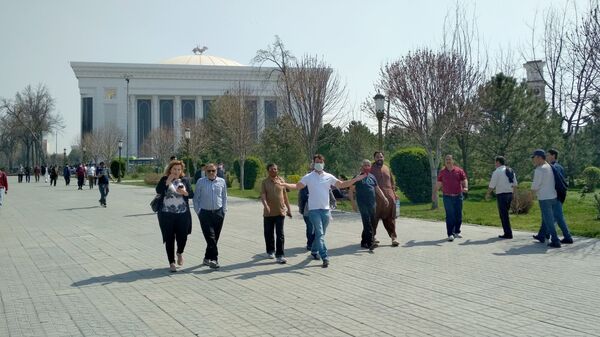 Индийские туристы рядом с памятником Тамерлана - Sputnik Узбекистан