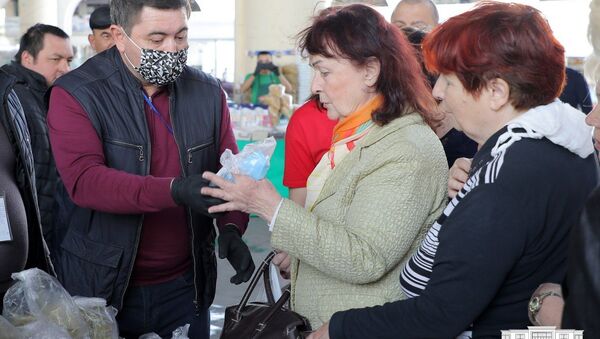 На рынках Ташкента бесплатно раздавали средства личной гигиены - Sputnik Узбекистан