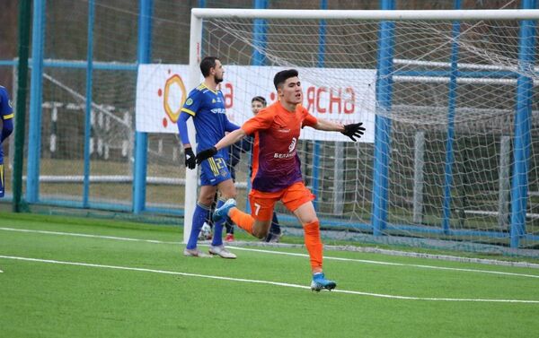 Жасур Яхшибоев забил два мяча в матче Энергетик-БГУ - БАТЭ  - Sputnik Узбекистан