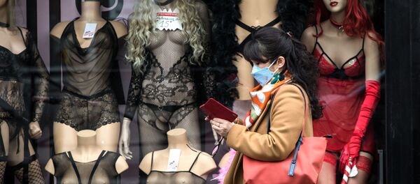 Париж, аёл тиббий ниқобда дўкон олдидан ўтмоқда. 15.03.2020. Париж, аёл тиббий ниқобда дўкон олдидан ўтмоқда. 15.03.2020. - Sputnik Ўзбекистон