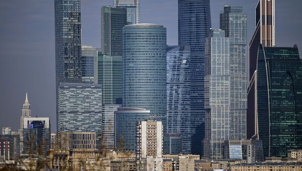 Вид на здания московского международного делового центра Москва-Сити со смотровой площадки на Воробьевых горах в Москве - Sputnik Ўзбекистон