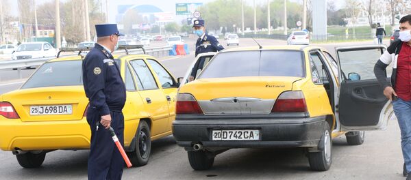 Сотрудники ГУВД осуществляют проверку документов Сотрудники ГУВД осуществляют проверку документов - Sputnik Ўзбекистон