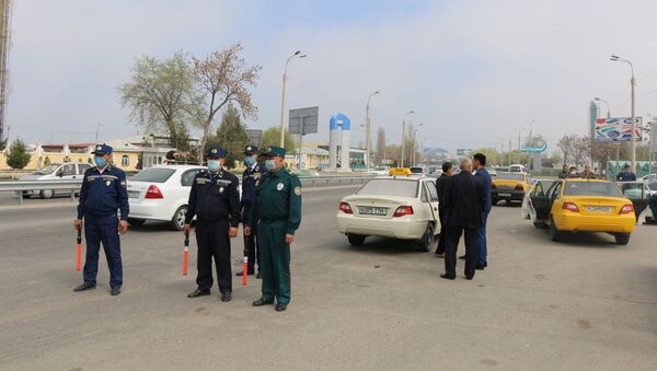 Сотрудники ГУВД осуществляют проверку документов - Sputnik Узбекистан