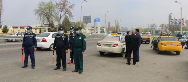 Сотрудники ГУВД осуществляют проверку документов - Sputnik Узбекистан