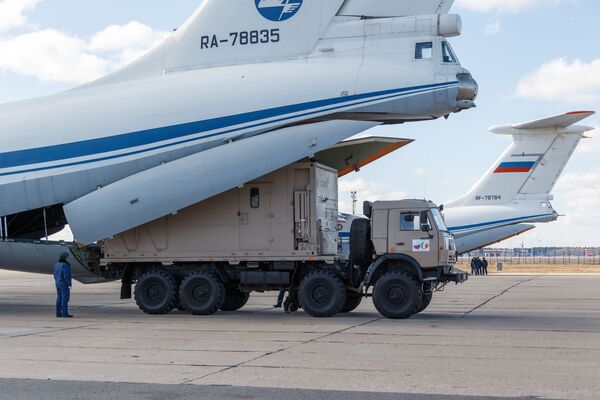 Россия ҳарбий шифокорлари Италияга етиб келди Россия ҳарбий шифокорлари Италияга етиб келди - Sputnik Ўзбекистон