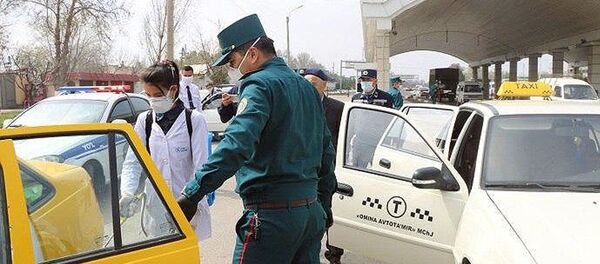 Санитарная обработка машин в Узбекистане - Sputnik Узбекистан