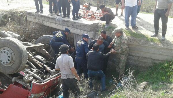 В Сырдарьинской области спасли водителя из автомобиля, упавшего в водоканал - Sputnik Узбекистан