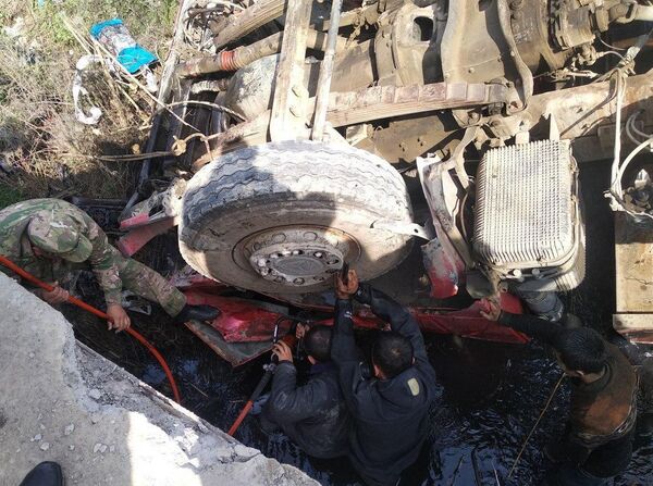 В Сырдарьинской области спасли водителя из автомобиля, упавшего в водоканал - Sputnik Узбекистан