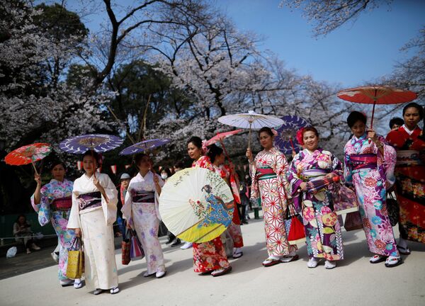 Иностранцы в кимоно на фоне цветущей вишни в Токио  - Sputnik Узбекистан