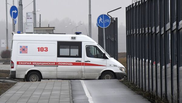 Машина скорой помощи заезжает на территорию больничного комплекса - Sputnik Ўзбекистон