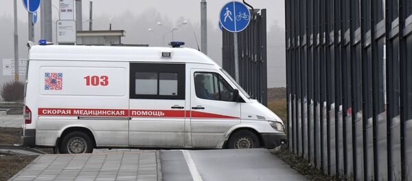Машина скорой помощи заезжает на территорию больничного комплекса - Sputnik Узбекистан