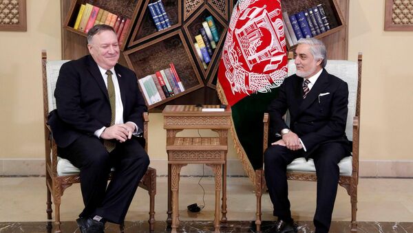 Госсекретарь США Майк Помпео (на фото слева) 23 марта прибыл с необъявленным визитом в столицу Афганистана для встреч с президентом Афганистана Ашрафом Гани и его политическим конкурентом Абдуллой Абдуллой (на фото справа) - Sputnik Ўзбекистон