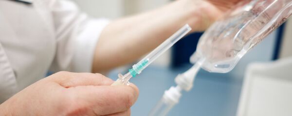 Медсестра ставит капельницу пациенту Медсестра ставит капельницу пациенту - Sputnik Ўзбекистон