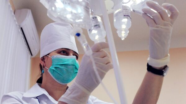 Медицинская сестра подготавливает лекарственные препараты - Sputnik Ўзбекистон