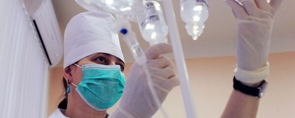 Медицинская сестра подготавливает лекарственные препараты - Sputnik Ўзбекистон