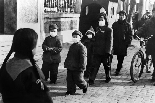 Люди в защитных масках на улицах Пекина, Китай, 1954 год - Sputnik Узбекистан