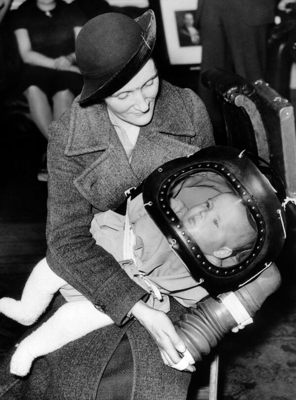 Противогаз для детей в возрасте до двух лет, известный как детский шлем, был впервые продемонстрирован 13 марта 1939 года в мэрии Холборн в Лондоне - Sputnik Узбекистан