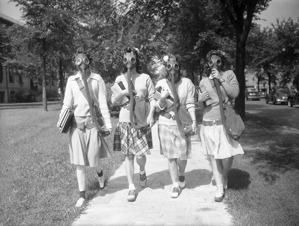 Студентки Университета в Детройте, США, испытывают противогазы на случай необходимости, 1942 год - Sputnik Узбекистан
