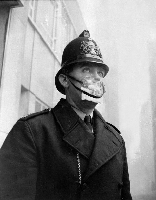 Британский полицейский в защитной маске от серного смога, 1962 год - Sputnik Узбекистан
