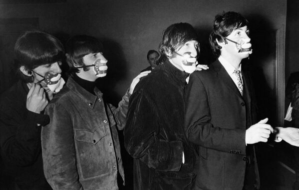 Участники группы Beatles  в защитных масках против смога, Манчестер, 1965 год - Sputnik Узбекистан
