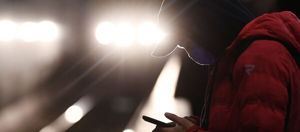 Пассажир Московского метро в медицинской маске - Sputnik Узбекистан