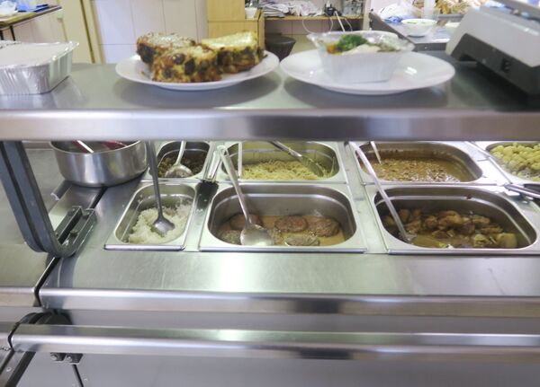 От станка к столу, или Ужин на Улице разбитых фонарей От станка к столу, или Ужин на Улице разбитых фонарей - Sputnik Узбекистан