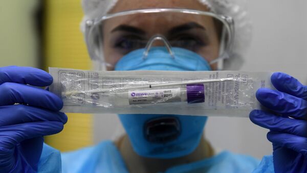 Пробирка с тестом на коронавирус в руках у сотрудницы в медицинской лаборатории  - Sputnik Ўзбекистон
