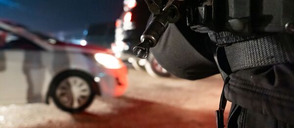 Полицейский на блокпосту у въезда в город Алма-Ата. Полицейский на блокпосту у въезда в город Алма-Ата. - Sputnik Узбекистан