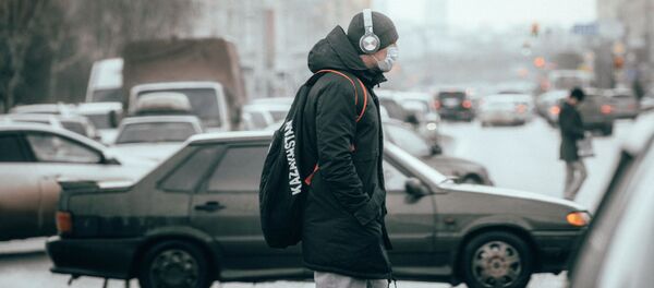 Mujchina v zashitnoy maske na odnoy iz ulis Nur-Sultana. - Sputnik O‘zbekiston