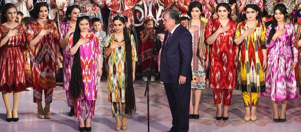 Эмомали Рахмон во Дворце Арбоб принял участие в фестивале Таджикский атлас и адрас-2020 Эмомали Рахмон во Дворце Арбоб принял участие в фестивале Таджикский атлас и адрас-2020 - Sputnik Ўзбекистон