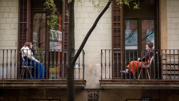 Женщины общаются между собой со своих балконов в Барселоне - Sputnik Ўзбекистон