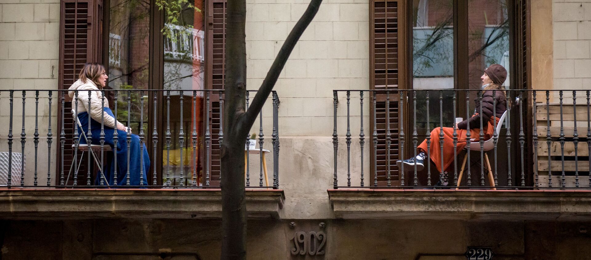 Jenshini obshayutsya mejdu soboy so svoix balkonov v Barselone - Sputnik O‘zbekiston, 1920, 14.01.2021
